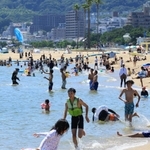 照りつける日差しの下、海水浴を楽しむ子どもら＝１７日午後、神戸市須磨区の須磨海水浴場（撮影・鈴木雅之）