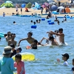 夏らしい強い日差しの下で、海水浴を楽しむ人たち＝１７日午後、神戸市須磨区、須磨海岸（撮影・鈴木雅之）