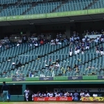 滝川第二－神港橘戦。暑さ対策に、イニングの合間には屋根の下へと避難する滝川第二応援団＝１８日午後、神戸市須磨区、ほっともっとフィールド神戸（撮影・鈴木雅之）