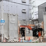 火災で高齢者ら８人が死傷した「第２ひろみ荘」。建物は取り壊され、壁や鉄線がむき出しとなっていた＝１８日、神戸市兵庫区湊町１