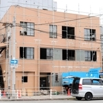 解体に向け足場が組まれた第２ひろみ荘＝６月２１日、神戸市兵庫区湊町１