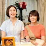 家族写真を見ながら吉田保之さんについて語る妻拓子さん（右）と長女理恵さん＝神戸市東灘区