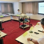 兵庫県の担当者（右）から説明を受ける調査委員会のメンバー＝２１日午前、神戸市中央区下山手通４