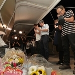 慰霊碑に手を合わせる事故の遺族＝２１日夜、明石市大蔵海岸通１（撮影・小林良多）