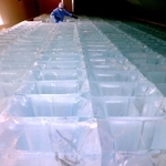 氷柱がずらりと並ぶ製氷工場＝兵庫県太子町糸井