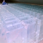 氷柱がずらりと並ぶ製氷工場＝兵庫県太子町糸井