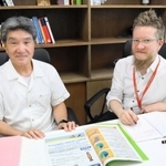 ギフテッドの子どもや、教諭へのサポートのあり方を考える研究会を発足させるラッシラ・エルッキ助教（右）と藤修特命准教授＝神戸市灘区六甲台町、神戸大学