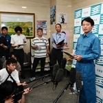 対策本部会議終了後に記者の質問に答える斎藤元彦知事＝２２日午後、神戸市中央区中山手通５、兵庫県災害対策センター（撮影・斎藤雅志）