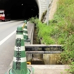 グレーチングの盗難現場。道路管理者の兵庫県は応急措置としてパイロンで注意を促す＝丹波篠山市