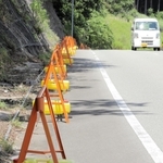 グレーチングが多数盗まれた市道。道沿いにオレンジのバリケードが続く＝丹波市山南町金屋