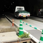 グレーチングの盗難現場。道路管理者の兵庫県は応急措置としてパイロンで注意を促す＝丹波篠山市