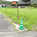 近くに民家がある場所でも盗難被害が出ている。通行人が転落しないよう、木板で穴をふさいでいる＝丹波市山南町太田