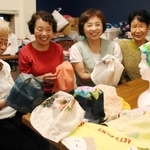 がん患者向けにケア帽子の製作を続ける患者会「はまなすの会」の会員ら。右から２人目が代表の太田直美さん＝太子町米田