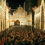 新型コロナウイルス禍前の２０１９年１２月に開かれた神戸ルミナリエ＝神戸市中央区