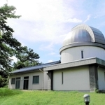 テレビアニメ「ＡＩＲ」のオープニングに登場した天文台のモデルとされる香美町立香住天文館＝同町香住区一日市