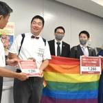 署名を提出する松浦慶太さん（左から２人目）ら＝兵庫県庁