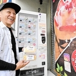 クレープの自動販売機を設置した「ｖｉｖｉ－Ｄ」の村上大輔さん＝南あわじ市市福永