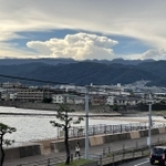 六甲山系の山々と住宅街の上空に広がった巨大な雲＝２６日午後、芦屋市内（撮影・三浦拓也）