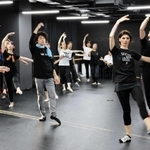 バレエの基礎を学生に教える（右奥から）チャバニュク・ボグダンさんとヴィクトリア・コスチュチェンコさん＝豊岡市山王町