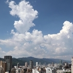 青空に白い雲がわく神戸市街地＝２７日午後、神戸ハーバーランドから（撮影・三浦拓也）