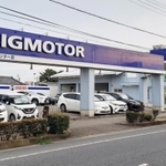 ビッグモーター宝塚インター店と、切られた街路樹＝２７日午後、宝塚市安倉中１