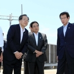 神戸空港に整備する新ターミナルについて久元喜造神戸市長（右端）から説明を受ける斉藤鉄夫国土交通相（左から２人目）＝同市中央区神戸空港