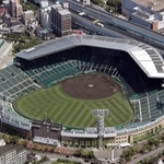 銀傘の拡張が発表された阪神甲子園球場。内野席を覆う屋根をアルプススタンドにも新設する＝２０２０年８月、西宮市甲子園町