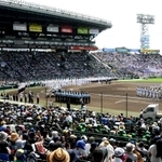 夏の全国高校野球選手権大会で大勢が詰めかけた甲子園球場のスタンド。銀傘（左奥）はアルプススタンド（右奥）まで拡張される＝２０１９年８月、西宮市甲子園町