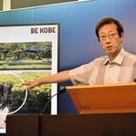 市道沿いにある街路樹の状況を説明する久元喜造市長＝２８日午後、神戸市役所