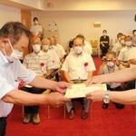 表彰状を受け取る出席者（左）ら＝神戸市中央区下山手通４