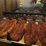 たれを絡めて香ばしく焼き上げられるウナギ＝２９日午後、明石市本町１