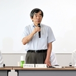大阪国際空港周辺都市対策協議会の総会であいさつする会長の藤原保幸・伊丹市長（中央）＝伊丹市役所