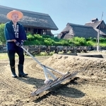 「塩の国」の入浜塩田で砂をかきおこす作業。塩がついた砂は沼井（右）に入れ、濃い塩水をつくる＝赤穂市御崎、兵庫県立赤穂海浜公園