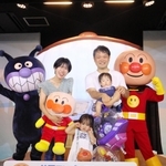 ６００万人目の入館者となり、キャラクターと記念セレモニーに参加した浜口さん一家＝神戸アンパンマンこどもミュージアム＆モール