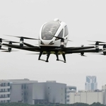 試験飛行で企業関係者らに披露された「空飛ぶクルマ」＝２０２２年７月１８日午前、尼崎市