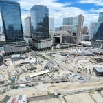 ２０２４年夏の先行街開きに向けて工事が進む「うめきた２期」。奥にはＪＲ大阪駅やグランフロント大阪などのビル群がそびえる＝大阪市北区