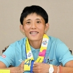 大会で二つのメダルに輝いたことを報告する木村真耶加さん＝兵庫県庁
