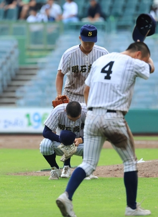 社にサヨナラ負けを喫し、グラウンドにうずくまる明石商の横山投手＝７月２７日、ほっともっとフィールド神戸