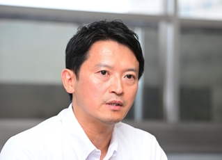 就任２年に合わせ、県政への思いを語る斎藤元彦兵庫県知事＝県庁（撮影・斎藤雅志）