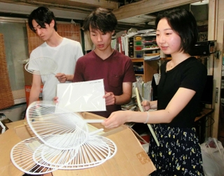 うちわを使ったプロジェクトの準備を進める（右から）島村優希さん、山村太一さん、植田隆誠さん＝神戸市兵庫区中道通２