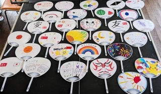 石川県の子どもらがうちわに描いたカラフルな絵や、「友」「愛」などのメッセージ（ＣＯＤＥ提供）