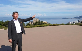 ホテルニューアワジが私有地に整備したヘリポート。幹部の高木さんは「空飛ぶクルマを積極的に活用し、島に富裕層を取り込みたい」と語る＝洲本市小路谷
