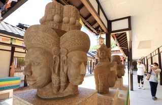 須磨寺で展示されているクメール美術の石仏＝神戸市須磨区須磨寺町
