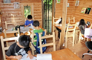 学校終わりに国語の教室へ参加し、作文の練習に励む児童たち＝川西市南野坂１