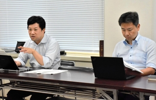 勧告と要望書について説明する兵庫県弁護士会人権擁護委員会の吉田維一委員長（左）と定岡治郎副会長＝３日午後、神戸市中央区橘通１、兵庫県弁護士会館
