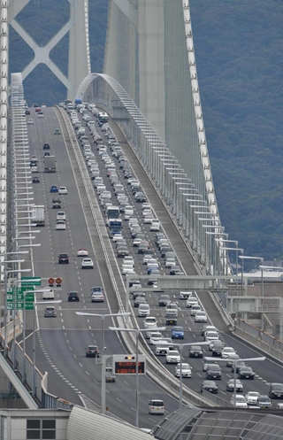 古里から戻る車などで渋滞する明石海峡大橋＝２０１７年８月１４日、神戸市垂水区から