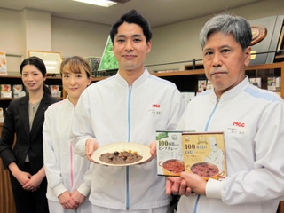 「１００年目の自信」の開発を担ったエム・シーシー食品の（右から）奥川剛史さんと内山祐貴さんら＝神戸市東灘区深江浜町、同社