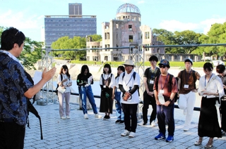 広島に投下された原爆について学んだ関西学院大生ら＝広島市中区、平和記念公園