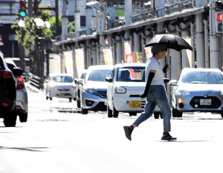 最高気温３９・４度を記録した豊岡市。メインストリートの大開通りでは「逃げ水」の現象も見られた＝５日午後、同市中央町（撮影・小日向務）