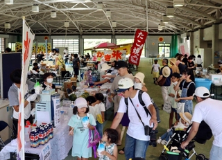 今年から特産品や飲食の販売会場を屋内に移した佐用町の南光ひまわり祭り。親子連れでにぎわった＝兵庫県佐用町林崎